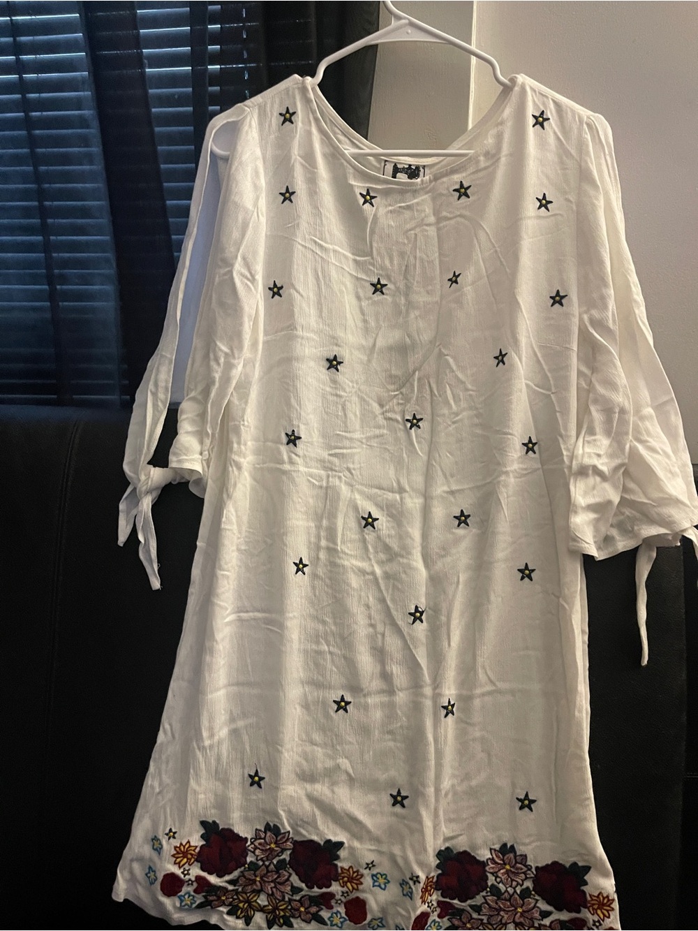 JAASE White Embroidered Star & Floral Tie-Sleeve Women’s Tunic Sz Medium NWT